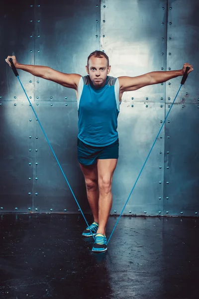 Deportistas. hombre de entrenamiento masculino en forma haciendo ejercicios con expansores, entrenamiento de fitness de concepto crossfit potencia fuerte — Foto de Stock