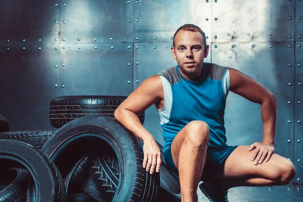 Deportista sentado en la máquina de neumáticos. Concepto de CrossFit, salud y fuerza — Foto de Stock