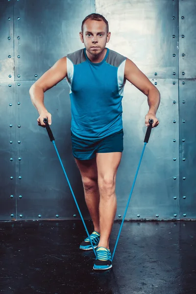 Desportistas. ajuste homem treinador do sexo masculino fazendo exercícios com expansores, conceito de força de treino de fitness poder . — Fotografia de Stock