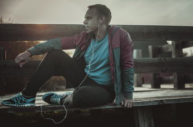 oturma, dinlenme ve ahşap bir iskele, spor üstünde senin telefon müzik yorgun runner