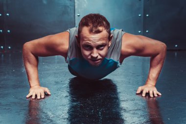 Atletik erkek trenler, itti dört gözle. Sağlık ve güç kavramı.