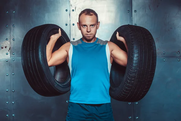 Desportistas. homem treinador masculino apto mantém os pneus do carro, conceito fitness poder força treino . — Fotografia de Stock