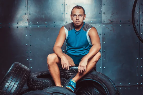 Deportistas. hombre entrenador masculino en forma mantiene los neumáticos del coche, entrenamiento de fitness concepto potencia fuerte . — Foto de Stock