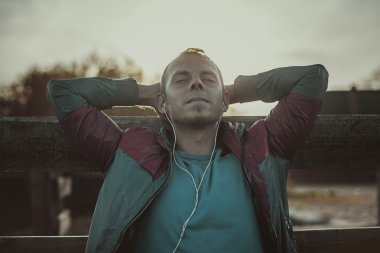 oturma, dinlenme ve telefon, gözleri kapalı bir ahşap iskele, spor müzik yorgun runner.