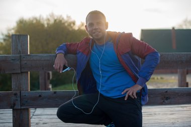 ayakta, rahatlatıcı ve ahşap bir iskele, spor üstünde senin telefon müzik yorgun runner