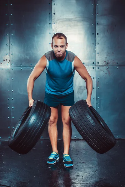 Deportistas. hombre entrenador masculino en forma mantiene los neumáticos del coche, entrenamiento de fitness concepto potencia fuerte . — Foto de Stock