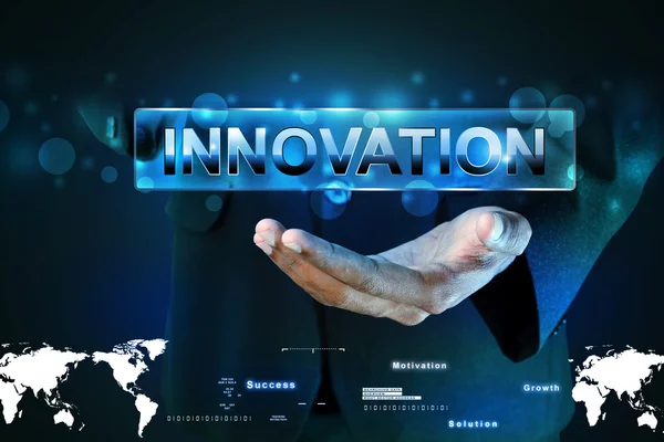 Main montrant le texte de l'innovation — Photo