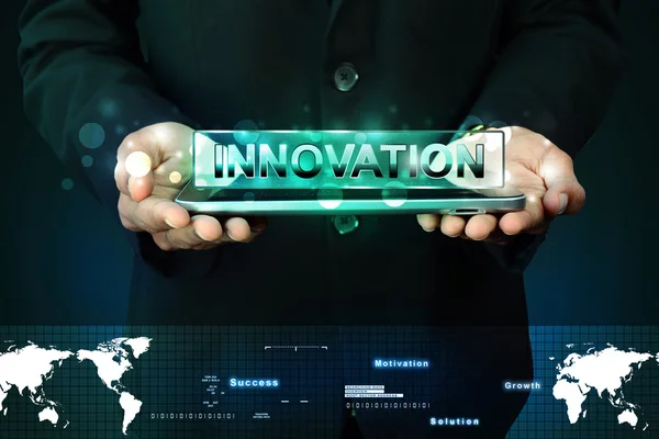 Manos mostrando el texto de innovación — Foto de Stock