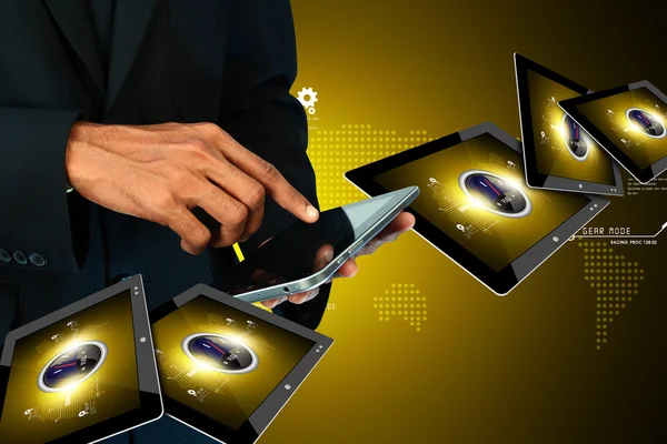 Händerna visar hastighetsmätaren ikoner i digitala tabletter — Stockfoto