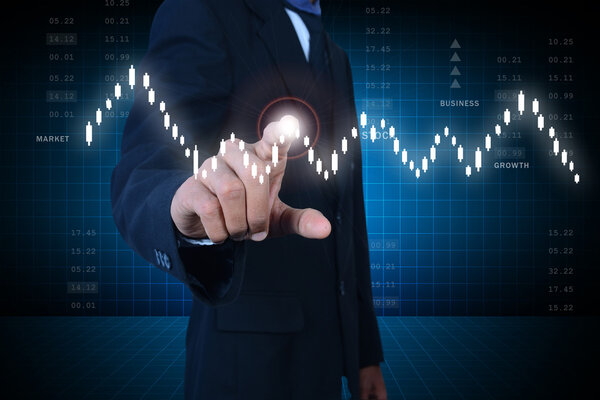 Бизнесмен, работающий с биржевым графиком
