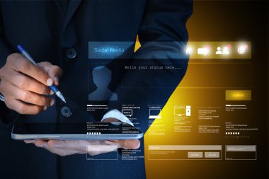 sosyal medya sayfayla çalışma iş adamı