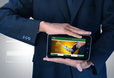 tablet pc ile çalışan iş adamı