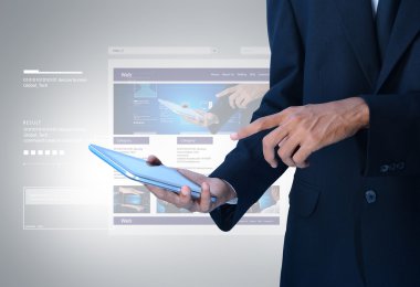 tablet pc ile çalışan iş adamı