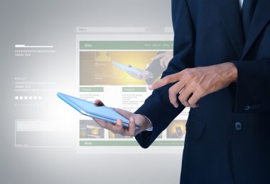 tablet pc ile çalışan iş adamı