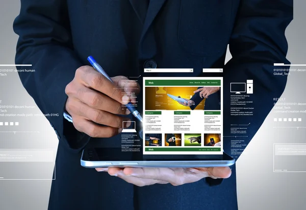 tablet pc ile çalışan iş adamı