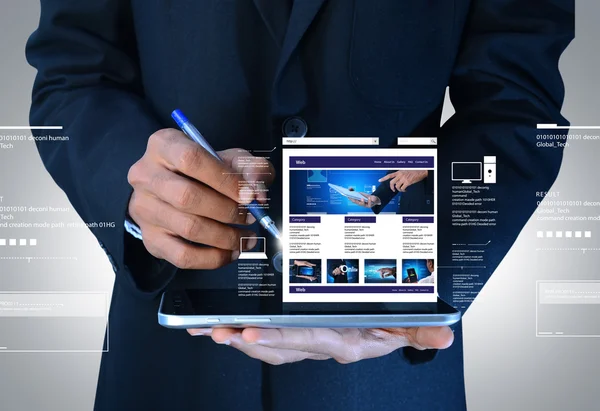 tablet pc ile çalışan iş adamı