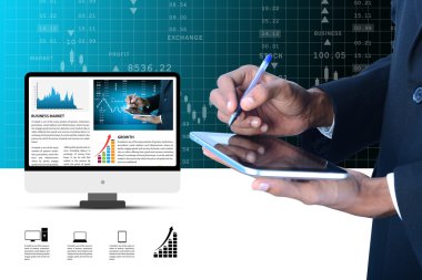 İşadamı dijital tablet üzerinde hesaplama