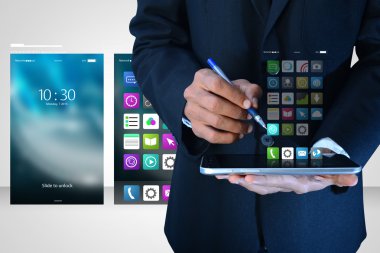 Tablet pc kullanan işadamı