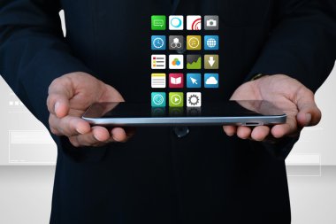 Bilgisayar arabirimi kullanarak iş adamı