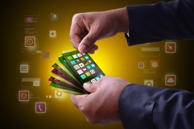 İşadamı fütüristik arabirimleri seçme