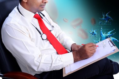 Kırpma gemide çalışan doktor