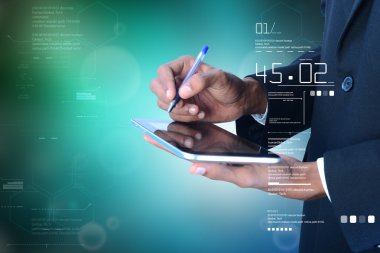 Dijital tablet tutan işadamı