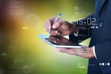 Dijital tablet tutan işadamı