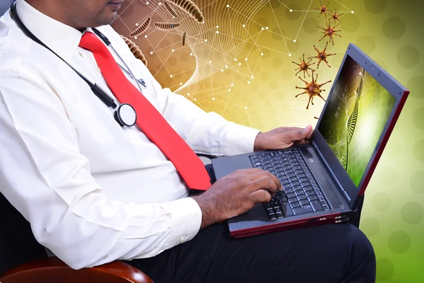 Läkare arbetar på bärbar dator — Stockfoto