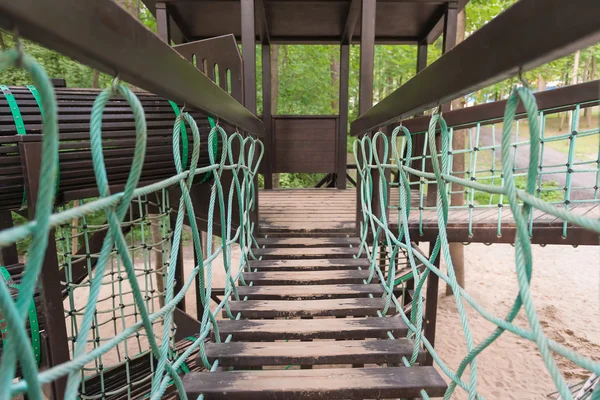 Parque infantil com ponte suspensa — Fotografia de Stock