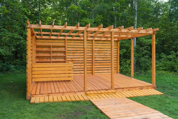 parkta iskelet ahşap çardak