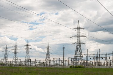 bir arka plan bulutlu gökyüzü üzerinde güç trafo merkezi