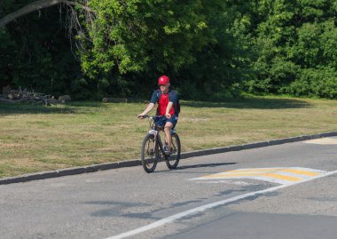 Orta yaşlı adam bir parkta Bisiklete binmek.