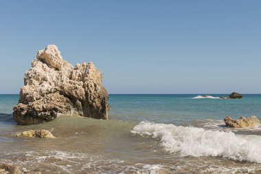 rock ile deniz kıyısı