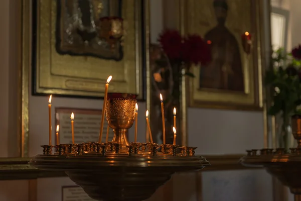 Brennende Kerzen in einer Kirche — Stockfoto