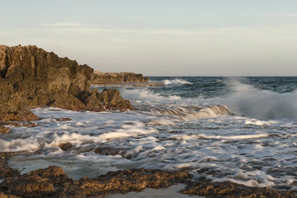 Côte rocheuse. Coucher de soleil sur la mer — Photo