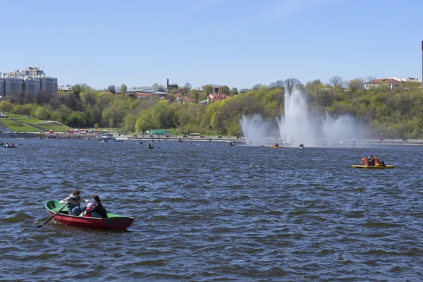 Boten met mensen op de baai van Tsjeboksary — Stockfoto