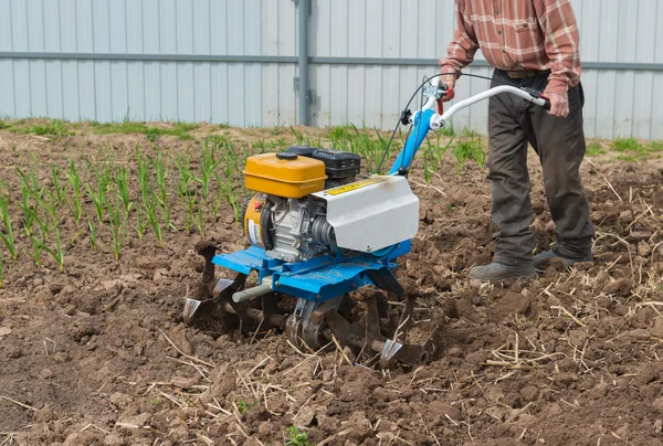 Homme labourant terrain bloc moteur — Photo