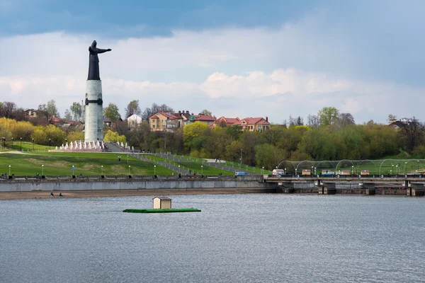 Pomnik Matki patronki i most nad zatoką Czeboksary. Cheboksary. Rosja. — Zdjęcie stockowe