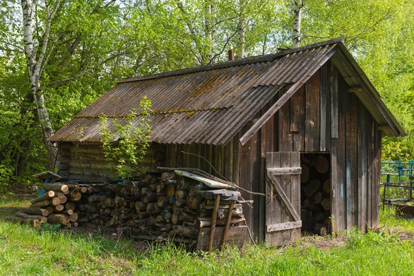 Vieille maison en bois dans les bois — Photo