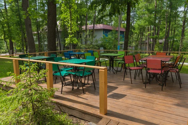 Mesas coloridas vacías en un café al aire libre —  Fotos de Stock