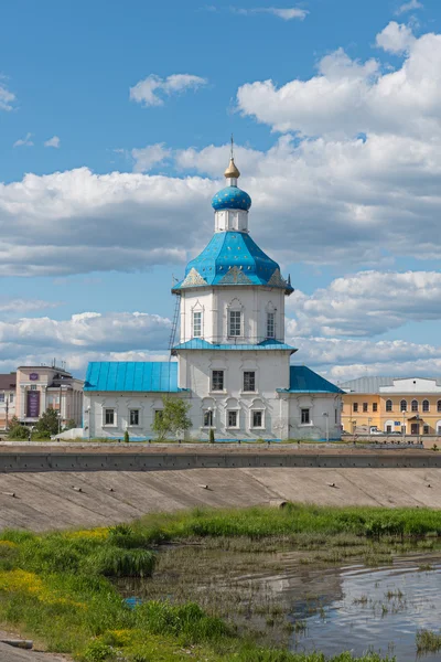 Gamla ortodoxa kyrkan på Älvstranden — Stockfoto