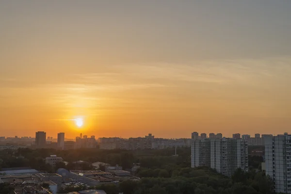 Zonsondergang boven de stad — Stockfoto