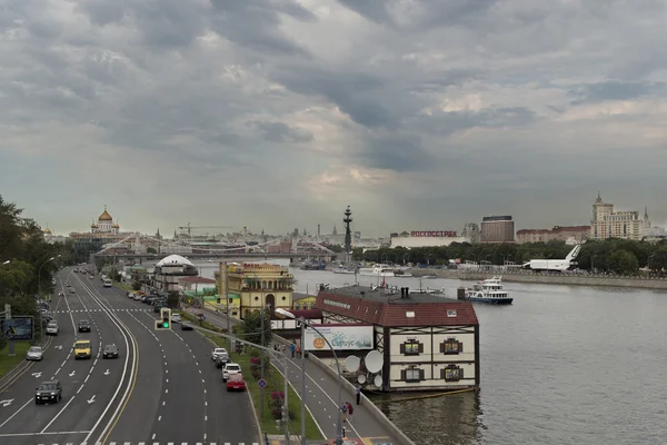 Auto snelweg op de oever van rivier de Moskou — Stockfoto