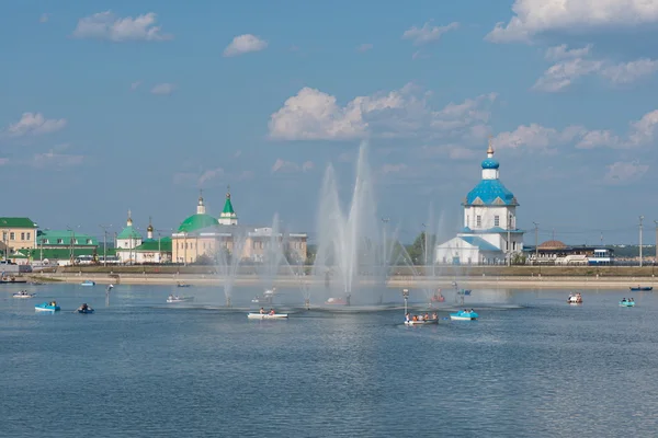 Foto av Cheboksary bay med en fontän. Personer — Stockfoto