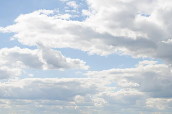 Wolken op een blauwe lucht Rechtenvrije Stockafbeeldingen