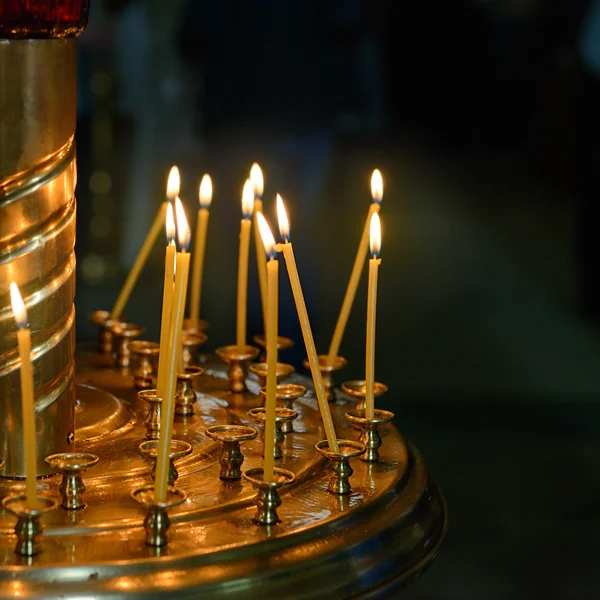 Brûler des bougies de cire dans l'église chrétienne — Photo