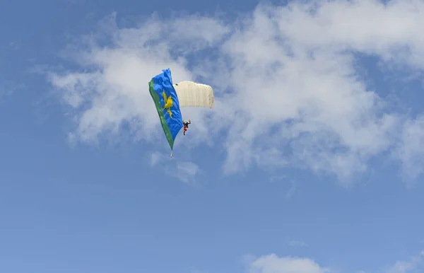 Parachutiste Avec Bannière Des Forces Aéroportées Russes — Photo