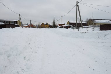 31 Ocak 2016: Karla kaplı bir köy sokağı. Syatrakasy Köyü. Rusya.