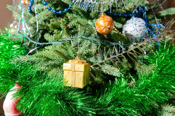 圣诞树树枝上的圣诞装饰品 — 图库照片