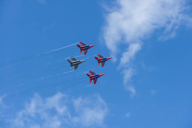 16 Ağustos 2015: Uçuş grubu Swifts MIG-29 uçağı uçurmaktadır. Cheboksary 'de. Rusya.